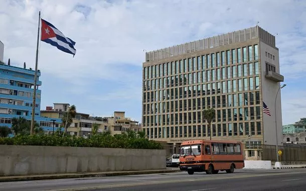 Bandeira cubana é exibida perto da Embaixada dos EUA em Havana, Cuba - 17/09/2025