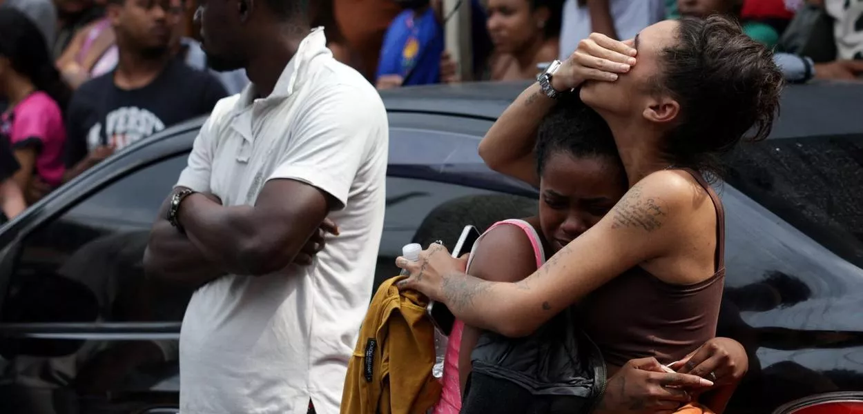 Pessoas de luto ao lado de corpos na rua no dia seguinte a uma operação policial mortal no Complexo da Penha, no Rio de Janeiro - 29 de outubro de 2025