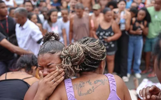 Rio de Janeiro (RJ) - 28/10/2025 - Dezenas de corpos são trazidos por moradores para a Praça São Lucas, na Penha, Zona Norte do Rio de Janeiro, após chacina policial