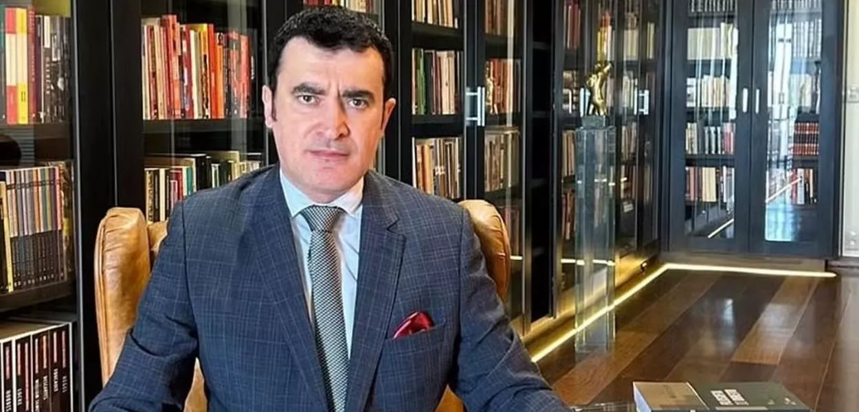 Alysson Mascaro lança Crítica do Cancelamento e denuncia tribunal da internet