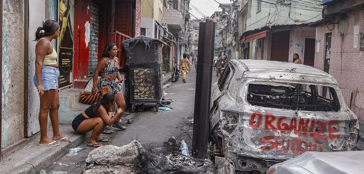 Rio de Janeiro (RJ), 29/10/2025 - Moradores protestam contra execuções na comunidade da Vila da Penha, alvo da Operação Contenção. No carro está escrito 'organize seu ódio'