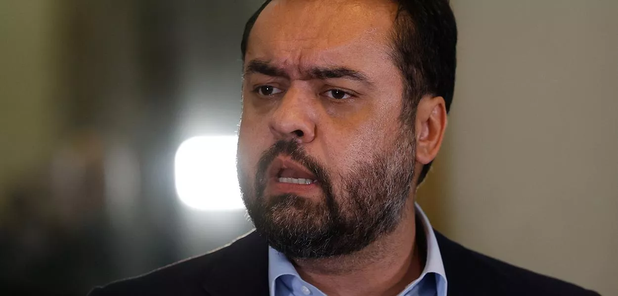 O governador do Rio, Cláudio Castro, fala à imprensa com os secretários de Polícia Militar, coronel Marcelo de Menezes, de Polícia Civil, Felipe Curi, e de Segurança Pública, Victor dos Santos, após a morte de três pessoas baleadas na Avenida Brasil, próximo do Complexo de Israel, onde acontecia uma operação da Polícia Militar, na Zona Norte