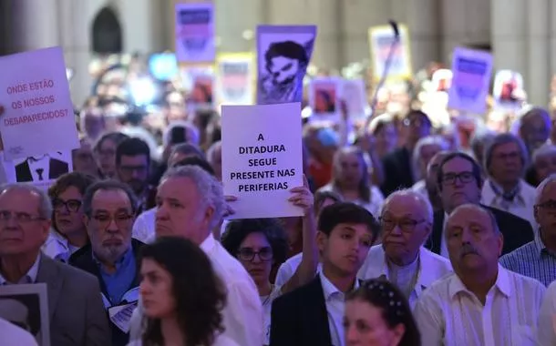 São Paulo (SP) - 25/10/2025 - Ato Interreligioso na Igreja da Sé, lembrando o jornalista Vladimir Herzog, morto pelo regime militar no dia 25 de outubro de  1975 