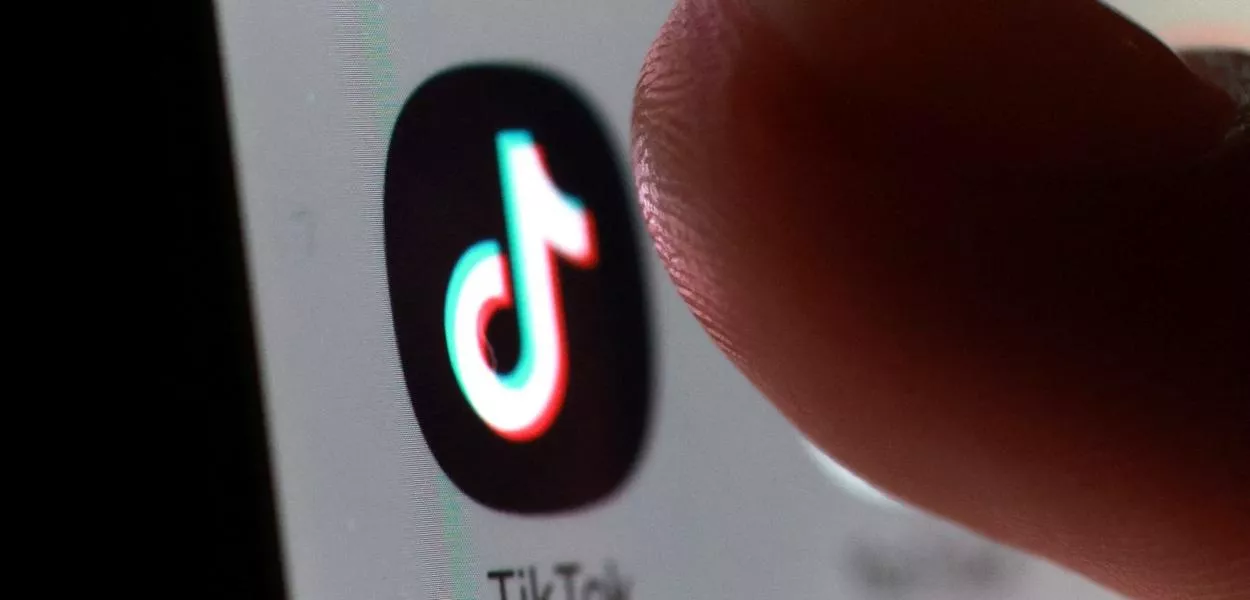 Ícone do TikTok em tela de celular - 27/10/2025 