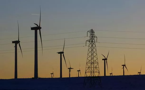 Usinas eólicas e torre de transmissão de energia