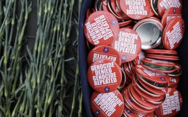 Uma caixa com distintivos é vista durante uma cerimônia em memória do genocídio de 1915, reconhecido pelo então presidente dos EUA, Joe Biden, no Monumento Memorial dos Mártires Armênios em Montebello, Califórnia, EUA, em 24 de abril de 2021.