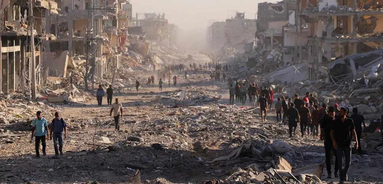 Palestinos caminham em meio aos escombros e ao genocídio na Cidade de Gaza - 31/10/2025