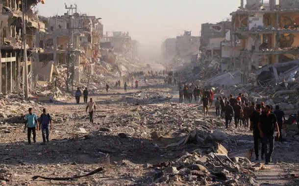 Palestinos caminham em meio aos escombros e ao genocídio na Cidade de Gaza - 31/10/2025 