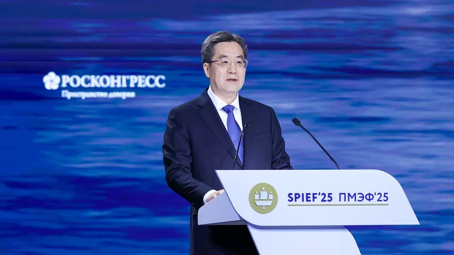 O vice-primeiro-ministro chinês, Ding Xuexiang, discursa na sessão plenária do 28º Fórum Econômico Internacional de São Petersburgo, em 20 de junho de 2025