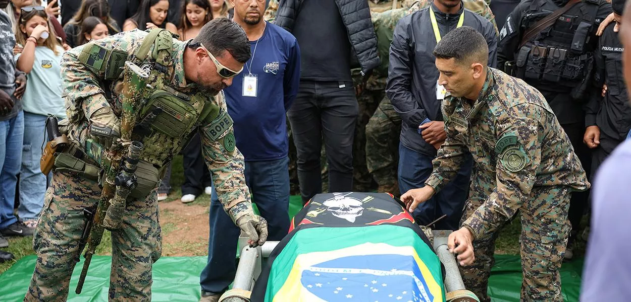 Rio de Janeiro (RJ), 30/10/2025 – Enterro do sargento da Polícia Militar, Heber Carvalho da Fonseca no Cemitério Jardim da Saudade, em Sulacap, no Rio de Janeiro