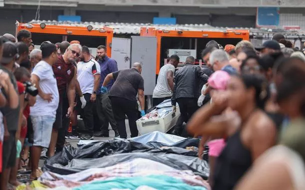 Rio de Janeiro (RJ) - 28/10/2025 - Dezenas de corpos são trazidos por moradores para a Praça São Lucas, na Penha, zona norte do Rio de Janeiro, após chacina policial matar ao menos 121 pessoas