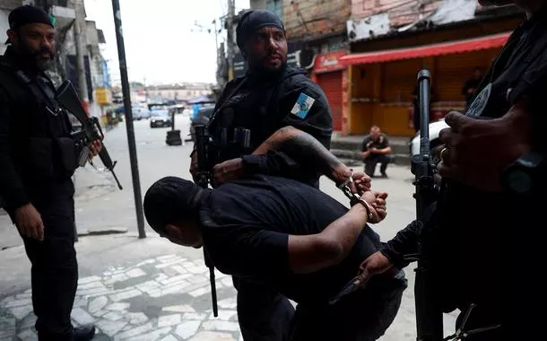 Um homem é detido por agentes da polícia durante uma operação policial contra o tráfico de droga na favela da Penha, no Rio de Janeiro
28 de outubro de 2025
