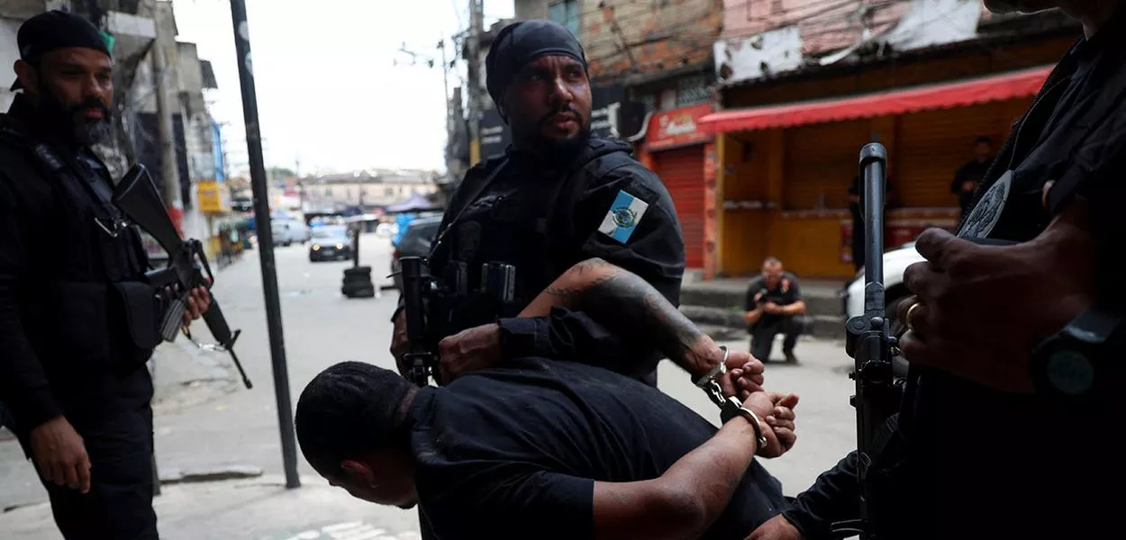 Um homem é detido por agentes da polícia durante uma operação policial contra o tráfico de droga na favela da Penha, no Rio de Janeiro
28 de outubro de 2025
