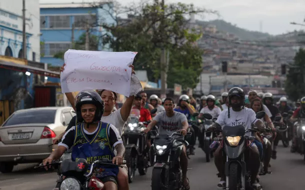 Pessoas em motocicletas protestam, um dia após uma operação policial fatal contra o tráfico de drogas na favela da Penha, no Rio de Janeiro, Brasil, 29 de outubro de 2025