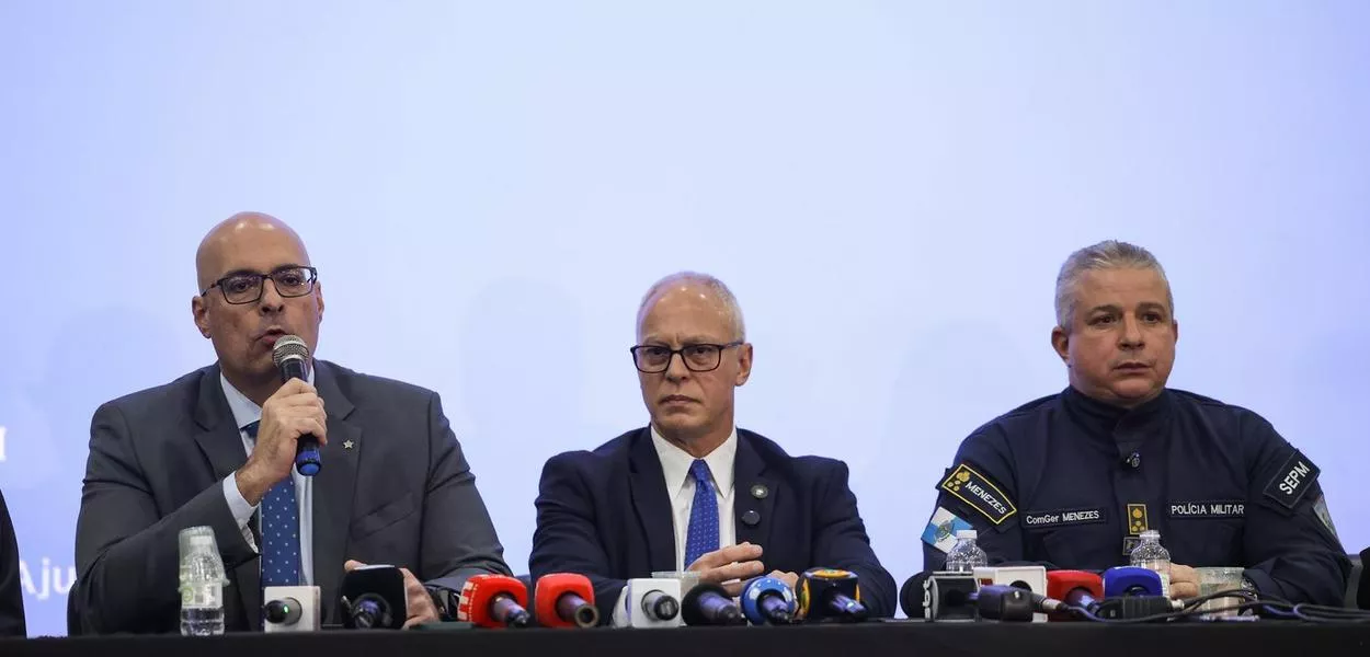 Rio de Janeiro (RJ), 26/10/2025 – Os secretários de Polícia Civil, Felipe Curi, de Segurança, Victor Santos e o de Polícia Militar do Rio de Janeiro, Marcelo Menezes durante coletiva de imprensa sobre a Operação Contenção na Cidade da Polícia, no Rio de Janeiro
