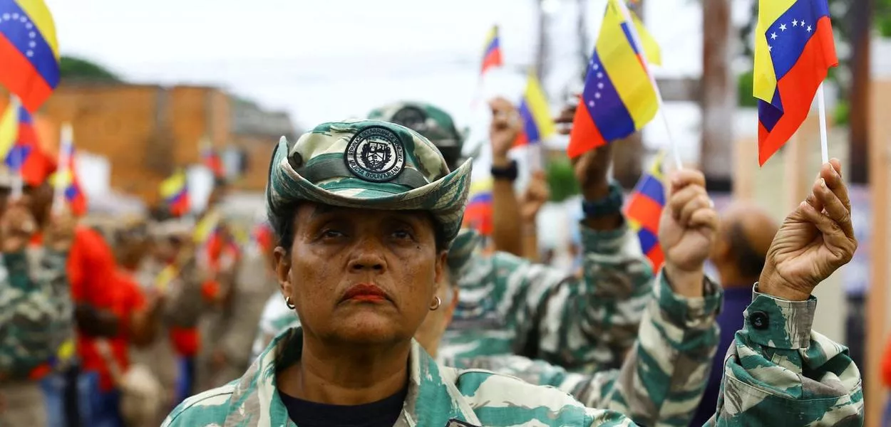 Membros da Milícia Nacional Bolivariana se reúnem após responder ao apelo do presidente da Venezuela, Nicolás Maduro, para defender a soberania nacional em meio à ofensiva militar do governo Trump no Mar do Caribe - 05/09/2025