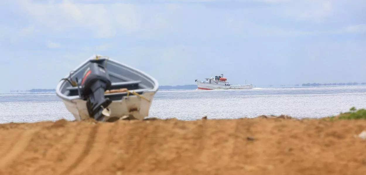 Barco de pesca navega pelo estreito conhecido como Canal de Colombo, enquanto a Guarda Aérea de Trinidad e Tobago aumenta as patrulhas, em meio a ataques dos EUA em águas da Venezuela - 19/10/2025