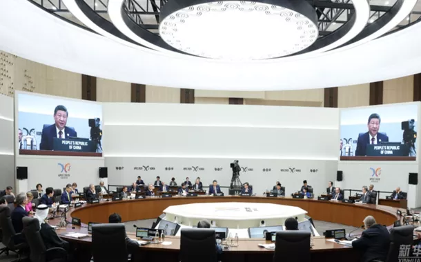 O presidente chinês Xi Jinping participa da primeira sessão da 32ª Reunião de Líderes Econômicos da Cooperação Econômica Ásia-Pacífico (APEC) e profere um discurso intitulado "Construindo uma economia inclusiva e aberta na Ásia-Pacífico para todos", em Gyeongju, Coreia do Sul, em 31 de outubro de 2025. Foto: Xinhua