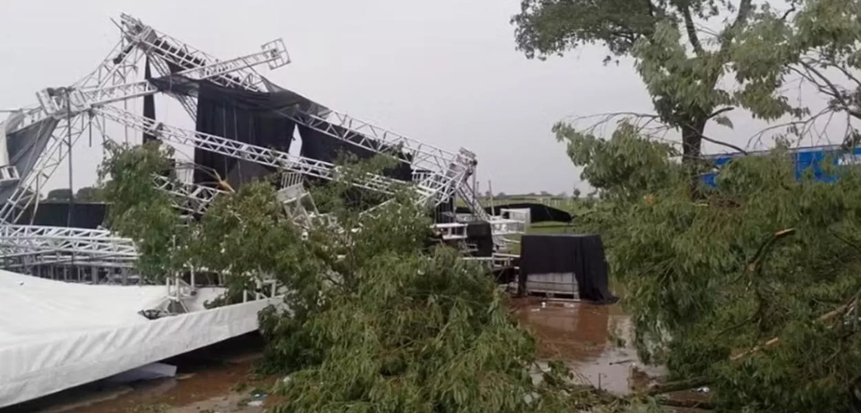 Estrutura de festa universitária cedeu por causa da chuva e vento fortes em Regente Feijó (SP)