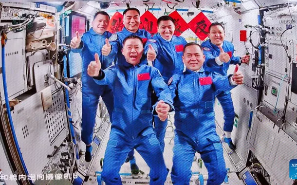Astronautas da Shenzhou-21 entram na estação espacial
