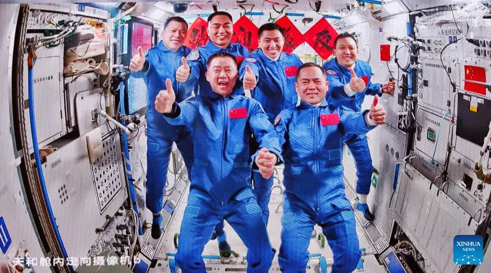 Cápsula da Shenzhou-21 retorna com recorde chinês