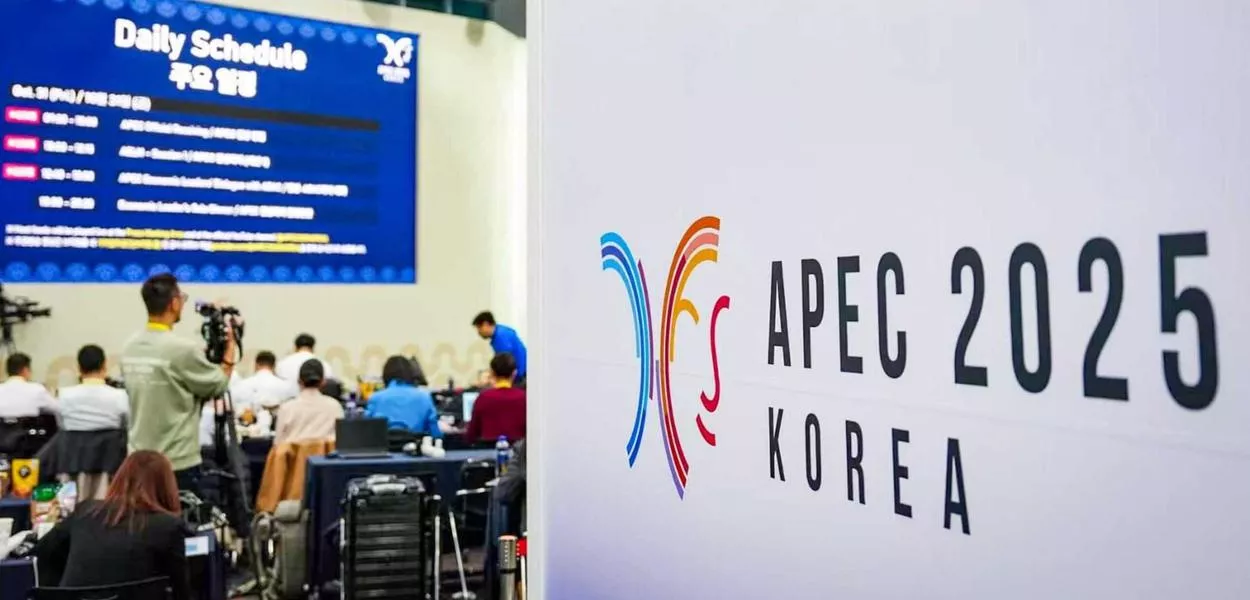 Jornalistas trabalham no centro de mídia da 32ª Reunião de Líderes Econômicos da APEC em Gyeongju, República da Coreia, em 31 de outubro de 2025