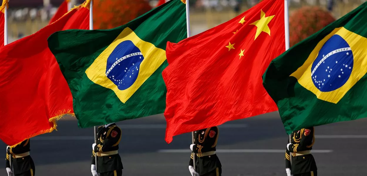 Bandeiras do Brasil e da China por ocasião de visita do presidente Lula a Pequim
13/05/2025
