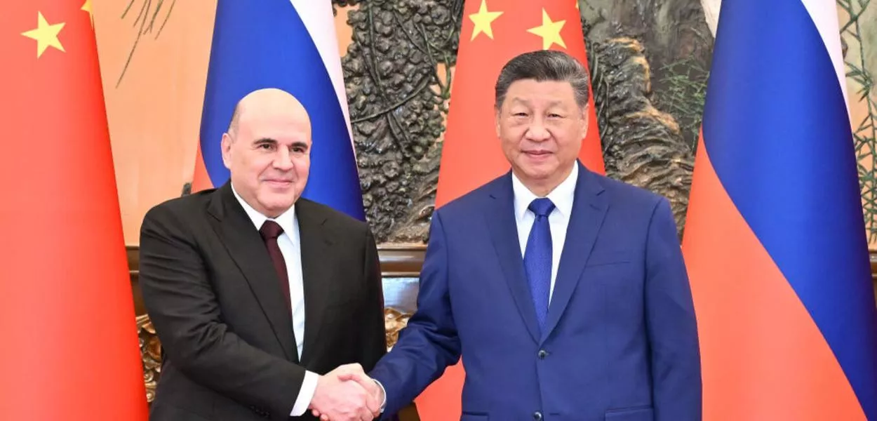 O Presidente chinês recebe o Primeiro-ministro da Rússia 