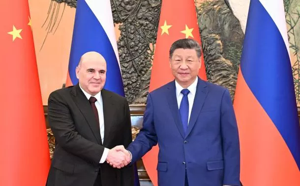O Presidente chinês recebe o Primeiro-ministro da Rússia 