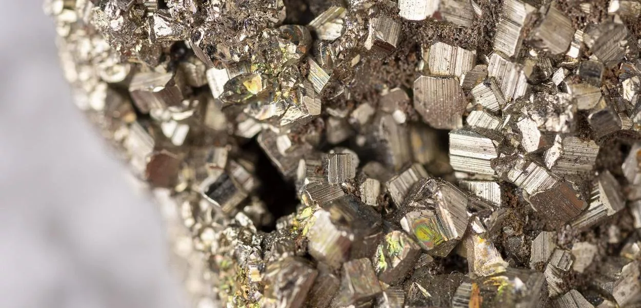 Com apoio do BNDES, o Brasil avança na exploração sustentável de minerais estratégicos — como lítio, cobre e terras raras — e se posiciona como protagonista global na transição energética e na nova indústria de baixo carbono