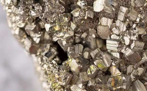 Com apoio do BNDES, o Brasil avança na exploração sustentável de minerais estratégicos — como lítio, cobre e terras raras — e se posiciona como protagonista global na transição energética e na nova indústria de baixo carbono