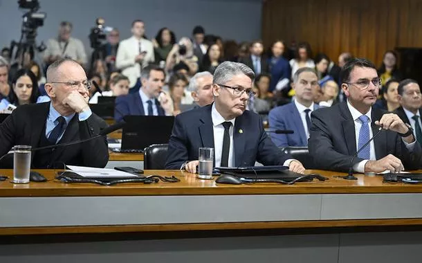 Senadores Fabiano Contarato, Alessandro Vieira e Flávio Bolsonaro na reunião de instalação da CPI do Crime Organizado no Senado - 04/11/2025