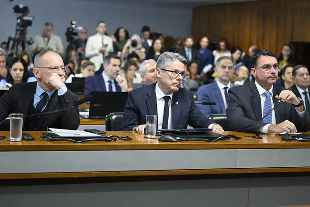 Senadores Fabiano Contarato, Alessandro Vieira e Flávio Bolsonaro na reunião de instalação da CPI do Crime Organizado no Senado - 04/11/2025