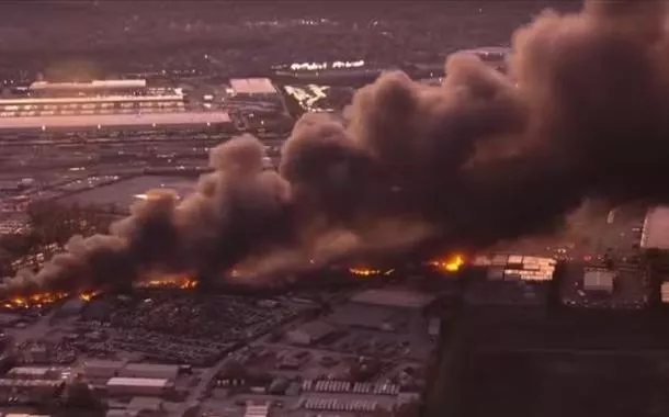 Queda de avião MD-11 da UPS provoca incêndio em Louisville, Kentucky