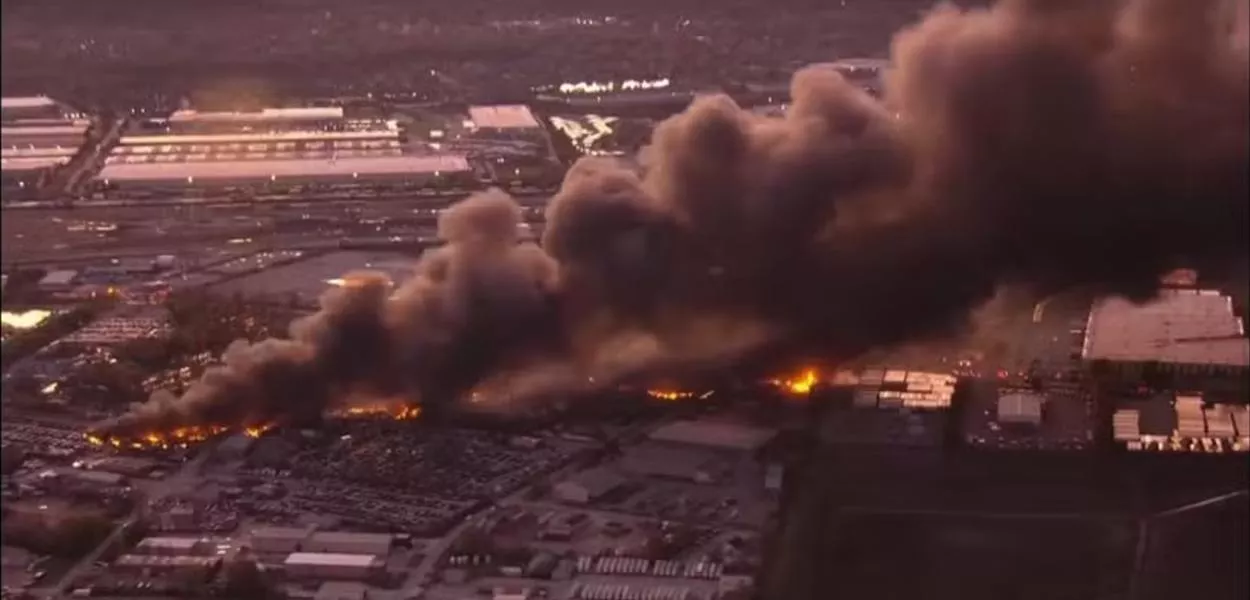 Queda de avião MD-11 da UPS provoca incêndio em Louisville, Kentucky