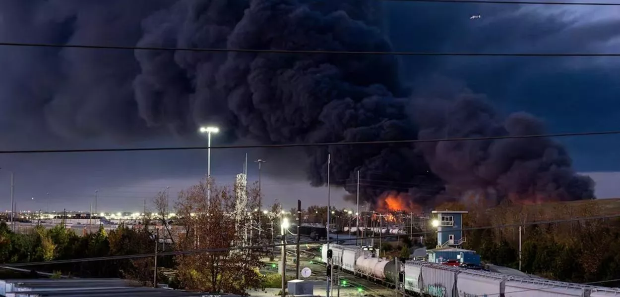 Coluna de fumaça sobre o Aeroporto Internacional Muhammad Ali de Louisville, em Louisville, Kentucky, EUA