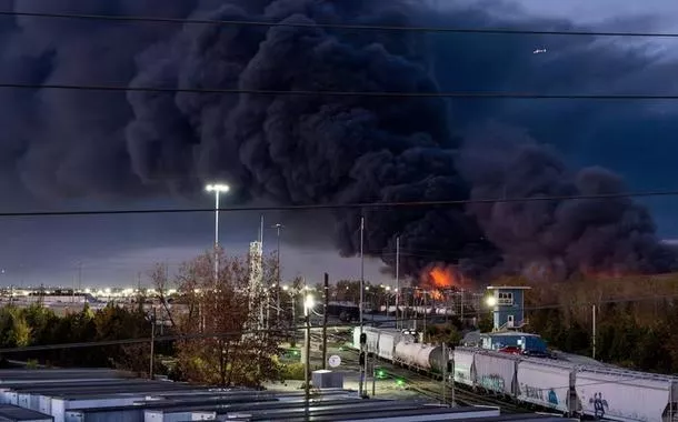 Coluna de fumaça sobre o Aeroporto Internacional Muhammad Ali de Louisville, em Louisville, Kentucky, EUA
