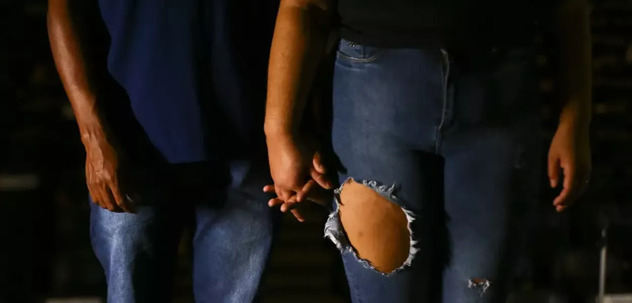 Casal de mãos dadas