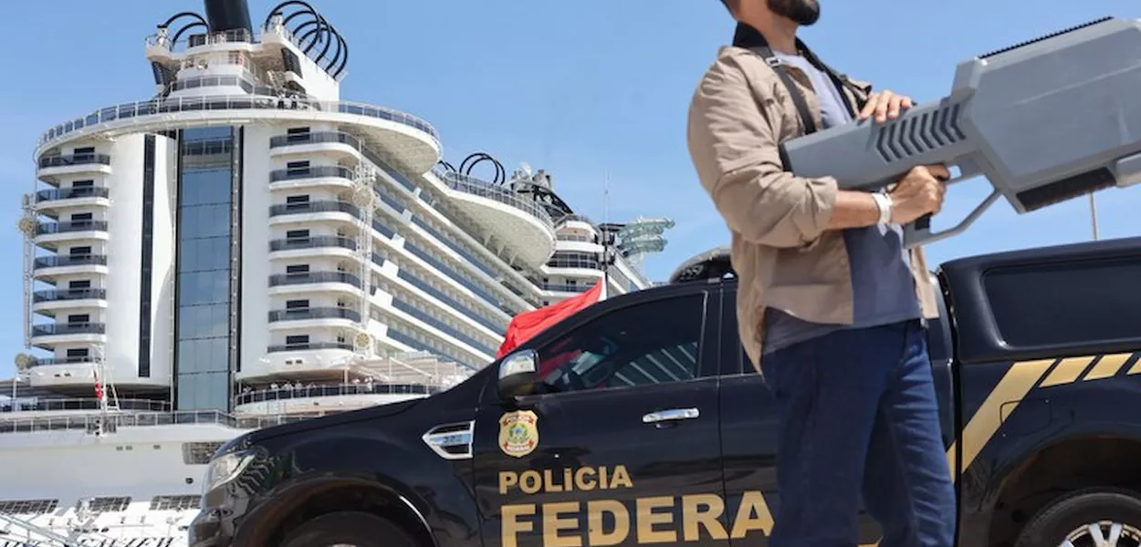 Policial federal com arma anti-drone durante a COP30