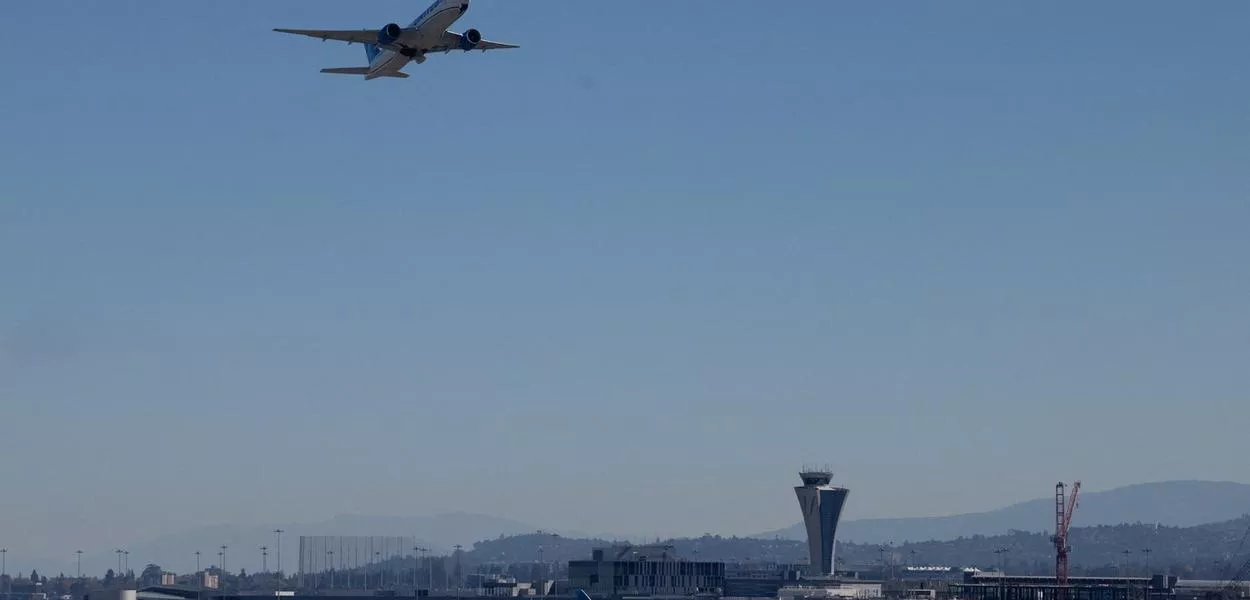 Torre de controle de tráfego aéreo no aeroporto de San Francisco
29/10/2025