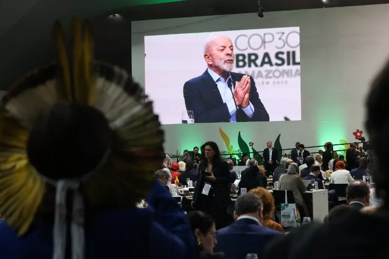 O presidente Luiz Inácio Lula da Silva discursa durante a abertura da sessão plenária da Cúpula do Clima de Belém, parte da Conferência das Nações Unidas sobre Mudanças Climáticas (COP30), em 6 de novembro de 2025