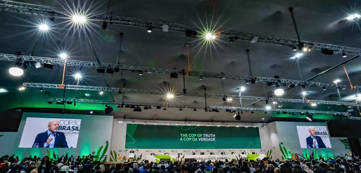 O presidente Luiz Inácio Lula da Silva durante a abertura da sessão plenária da Cúpula do Clima (COP30), no Parque da Cidade, em Belém (PA) - 06/11/2025