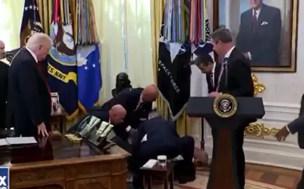 Donald Trump vê Gordon Finlay desmaiado no Salão Oval