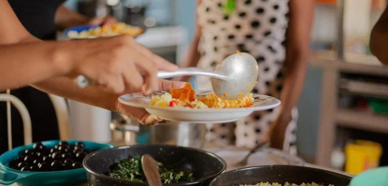 O casal que ganhou indenização de mais de R$ 1 milhão por ser proibido de aquecer comida