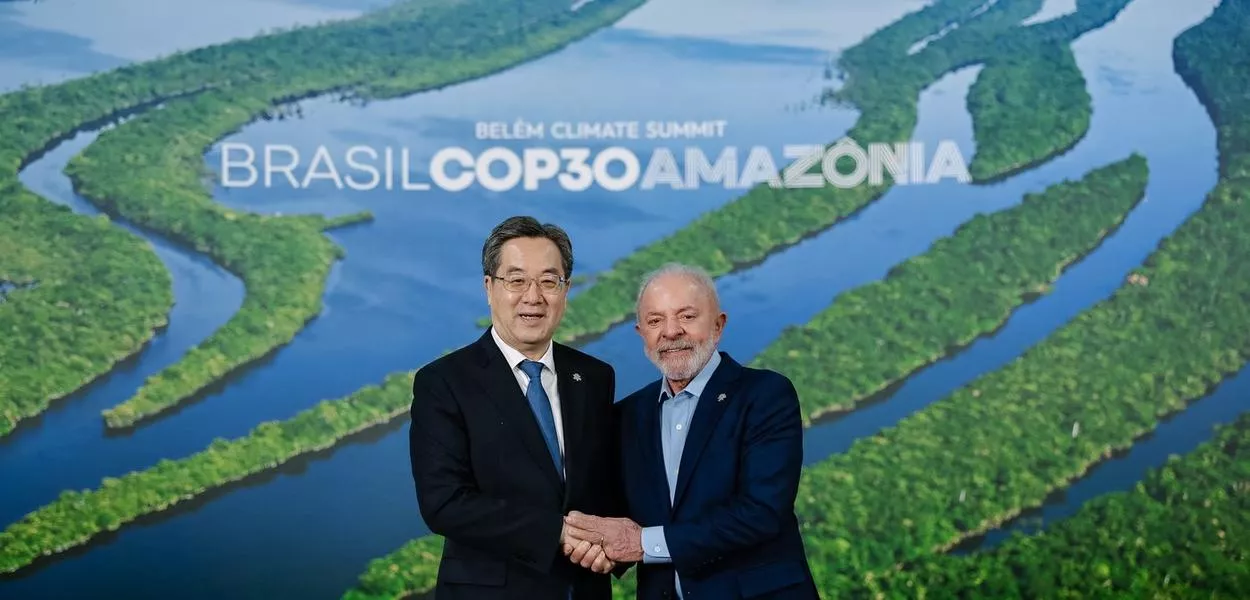 O pesidente Luiz Inácio Lula da Silva com o vice-primeiro-ministro do Conselho de Estado da China, Ding Xuexiang, durante a recepção oficial dos chefes de delegação da Cúpula do Clima (COP30), no Parque da Cidade, em Belém (PA) - 06.11.2025