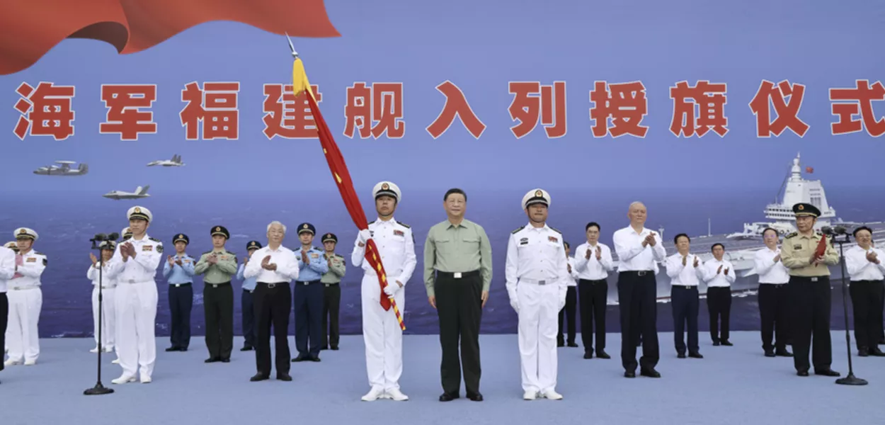 Xi Jinping no lançamento do porta-aviões Fujian
