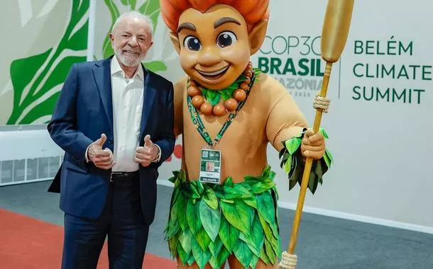 O presidente Luiz Inácio Lula da Silva durante encontro com o Curupira, mascote da COP30, no Parque da Cidade - Belém (PA) - 07/11/2025