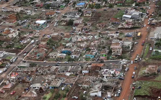 Devastação em Rio Bonito do Iguaçu, no Paraná, após tornado - 08/11/2025