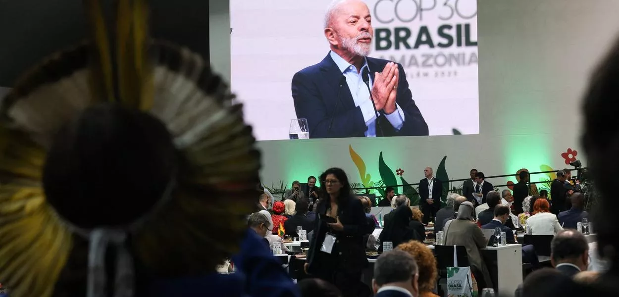 O presidente Luiz Inácio Lula da Silva fala na abertura da Cúpula do Clima de Belém, como parte da COP30, em Belém-PA - 06/11/2025