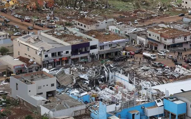 Vista área dos danos causados por tornado na cidade de Rio Bonito do Iguaçu (PR)